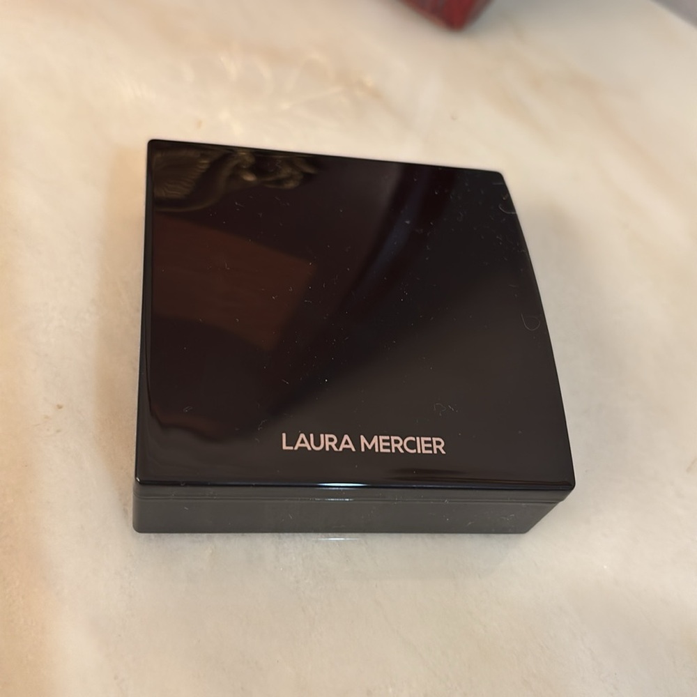 Laura Mercier Translucent Pressed Powder - Picture 6 of 11
